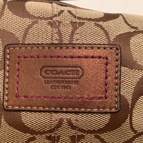 🎉🎉GOOD as NEW 🎉🎉 CLASSIC SIGNATURE COACH PURSE - Picture 6 of 8